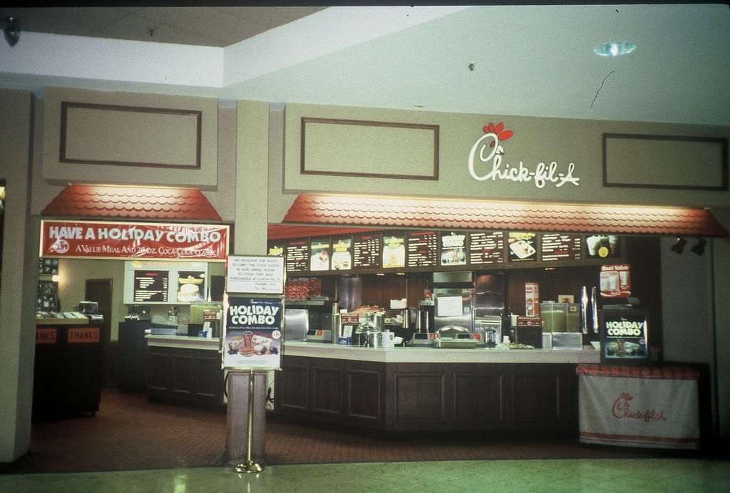 Seeing These Photos Of '90s Fast Food Restaurants Will Make You