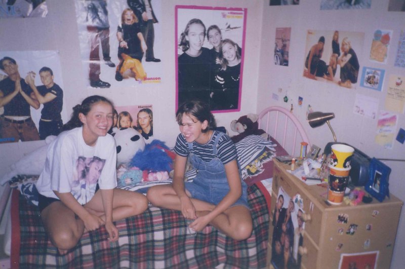 27 Essential Items Every 90s Girl Had In Their Bedroom